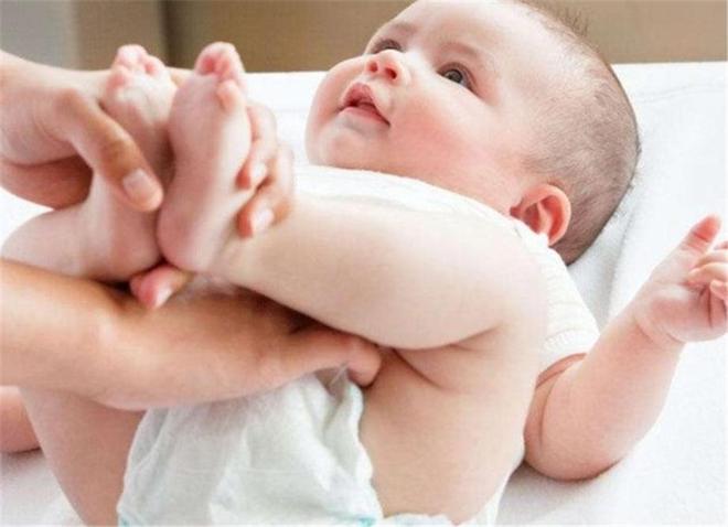 嬰兒稀便與水樣便的區別，深入了解嬰兒消化健康的關鍵，嬰兒稀便與水樣便的區別，嬰兒消化健康的深度解析