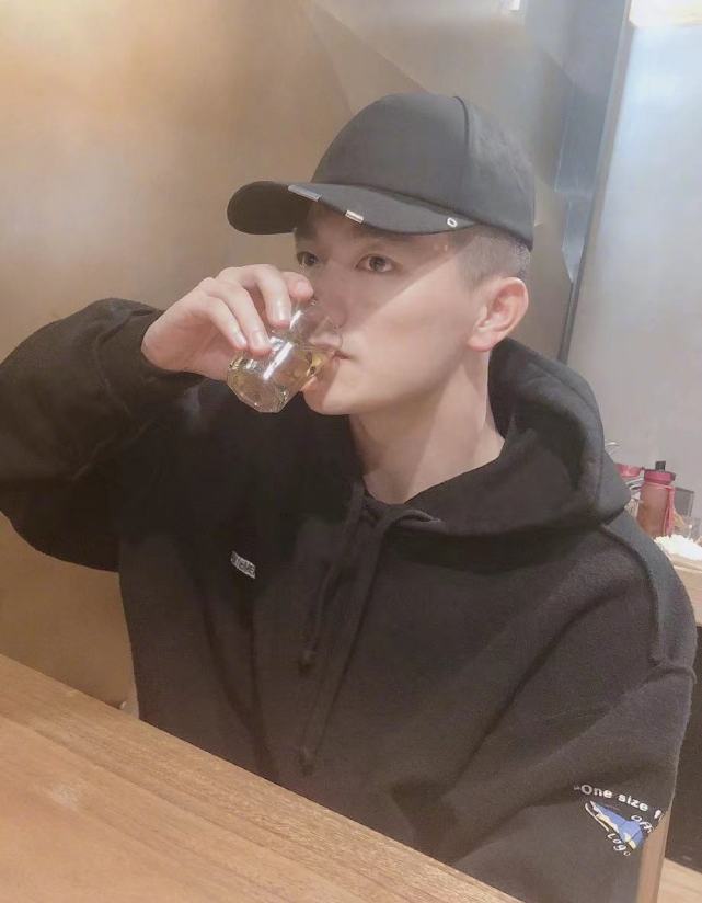 張馨予曬與丈夫結(jié)婚三周年照片，愛情的美好見證與持久不衰的幸福感，張馨予結(jié)婚三周年甜蜜照，愛情的美好見證與幸福持久不衰